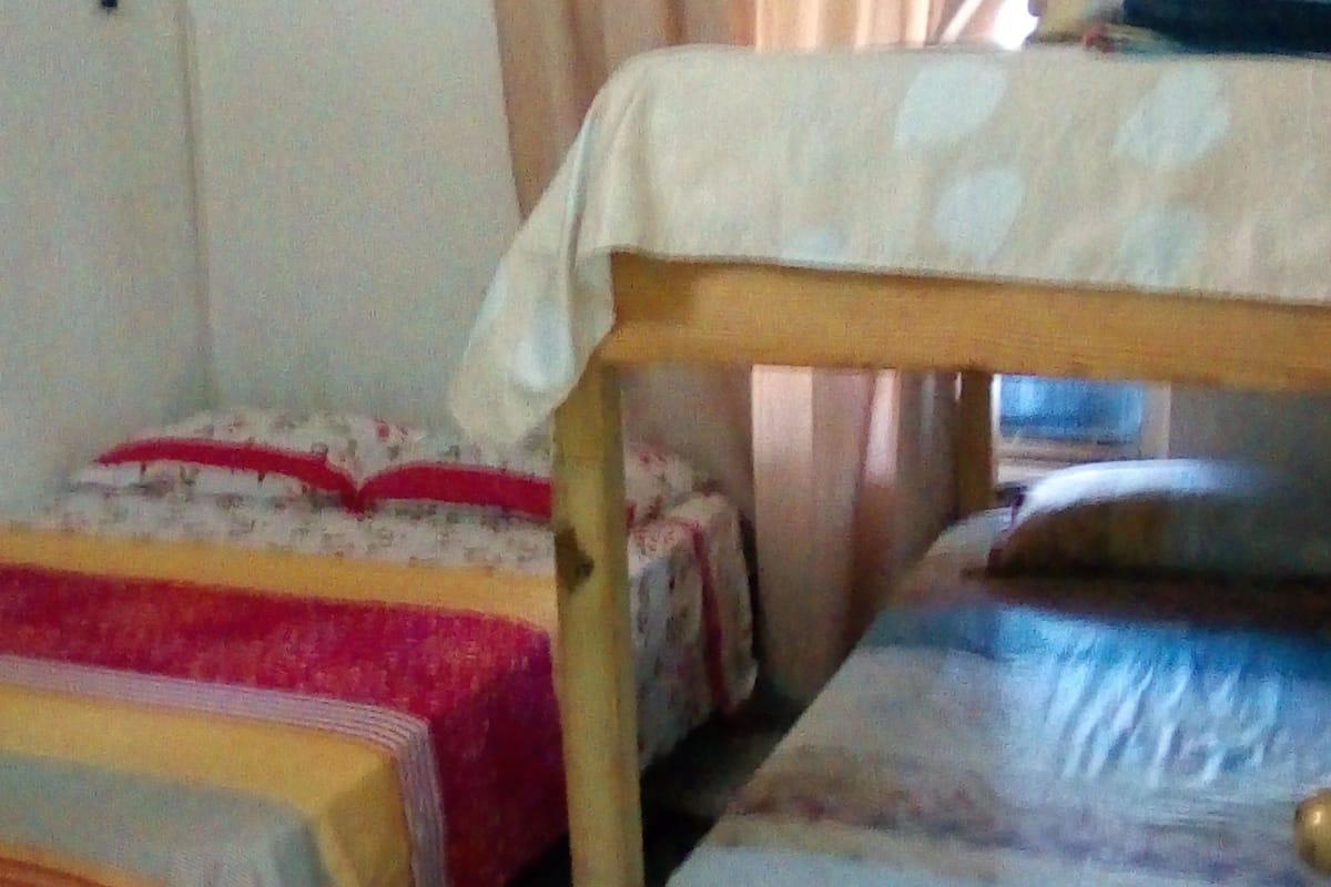 Habitación cuádruple básica, varias camas, baño privado | Cortinas blackout y ropa de cama