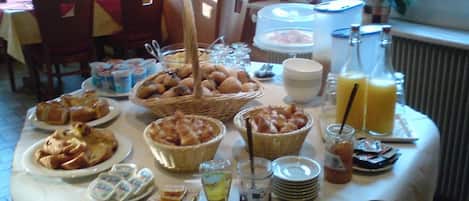 Café da manhã, almoço e jantar; culinária francesa