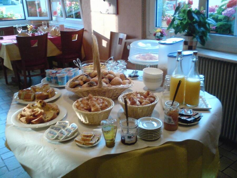 Serveert ontbijt, lunch, diner, Franse gerechten