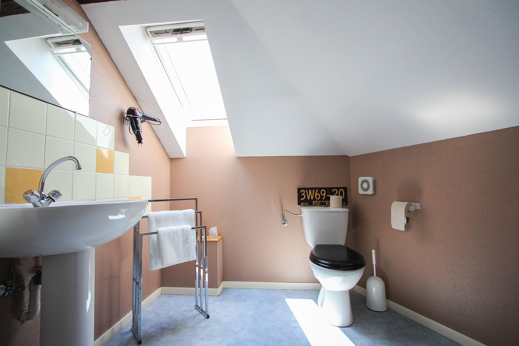 double room, 1 queen bed | bathroom | free toiletries, hair dryer, towels
