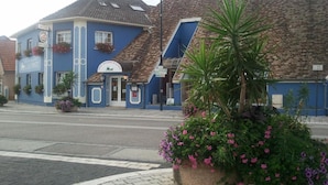 A blue building with a sign indicating it is a hotel and restaurant. - Hotel Restaurant De La Poste (Bantzenheim)