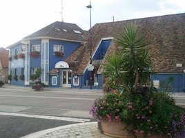 Un edificio azul con un letrero que indica que es un hotel y restaurante.