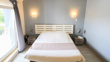 Bureau, fer et planche à repasser, lits pliants/supplémentaires