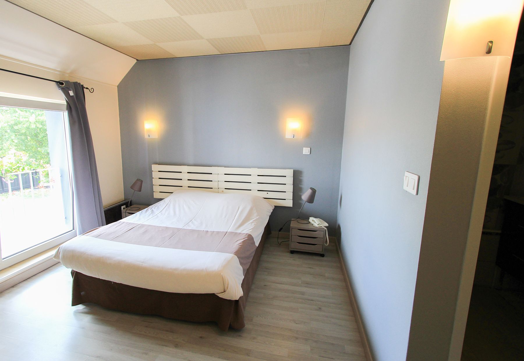 double room, 1 queen bed | desk, iron/ironing board, rollaway beds, free wifi