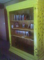 Una estantería con libros y objetos decorativos.