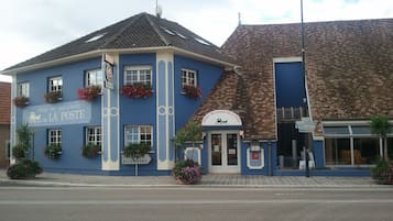 Vista frontal de la propiedad