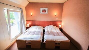 Escritorio, tabla de planchar con plancha, camas extra y wifi gratis