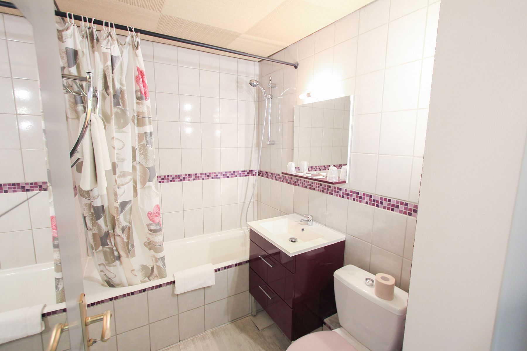 double room, 1 queen bed | bathroom | free toiletries, hair dryer, towels