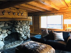 Deluxe Room | Living area