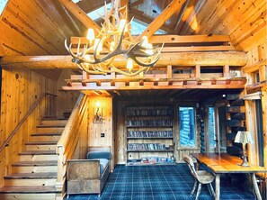 Deluxe Room | 1 bedroom, individually decorated, individually furnished, desk