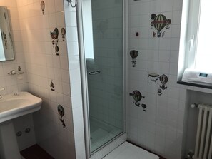 Căn hộ Cao cấp, 1 phòng ngủ, không hút thuốc, bồn tắm nước nóng | Phòng tắm | Đồ dùng nhà tắm miễn phí, máy sấy tóc, áo choàng tắm 