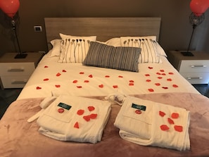 Apartemen Mewah, 1 kamar tidur, sauna | Meja kerja, tirai kedap cahaya, setrika/meja setrika, dan Wi-Fi gratis