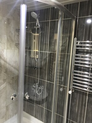 Habitación doble Confort | Baño | Regadera con hidromasaje y amenidades de baño de diseñador 