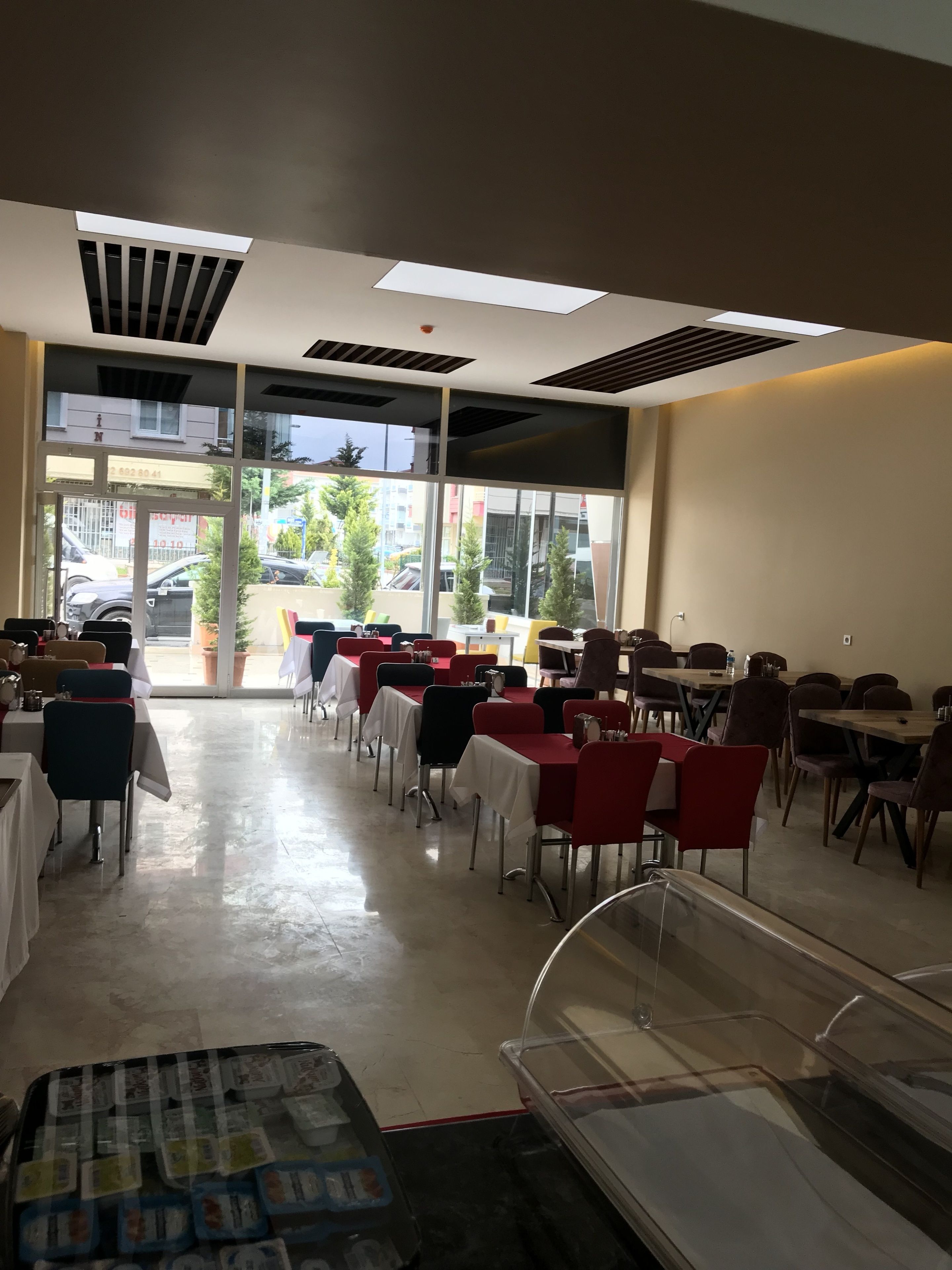 Serveert ontbijt, lunch en diner