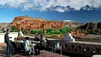 Petit déjeuner et déjeuner servis sur place, spécialités Cuisine locale