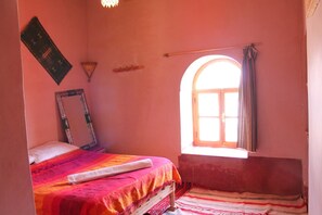 Chambre panoramique double, 1 grand lit, vue sur le fleuve | Décor unique, ameublement unique, accès au Wi-Fi (inclus)