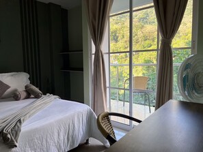 Quarto casal, 1 cama de casal, vista para a montanha | Wi-Fi de cortesia, roupa de cama