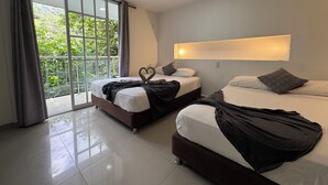 Une chambre d’hôtel moderne avec deux lits, une grande fenêtre avec des rideaux, un luminaire au plafond et un appliques murales.