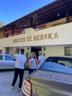 Um edifício com uma placa que diz 'MONTES DE BERAKA'.