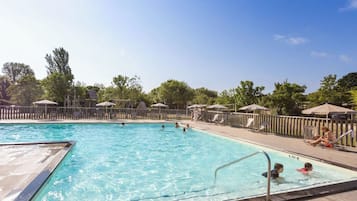 Piscina externa, piscina aquecida, guarda-sóis, espreguiçadeiras