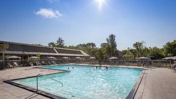 Piscina externa, piscina aquecida, guarda-sóis, espreguiçadeiras
