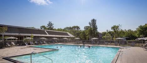 Piscina all'aperto, una piscina riscaldata, ombrelloni da piscina