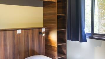 Chalet, 2 Bedrooms (Evasion) | 2 bedrooms, bed sheets