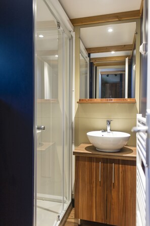 Chalet, 2 Schlafzimmer (Evasion) | Badezimmer | Dusche, Handtücher