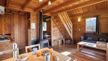 Deluxe chalet | Woonruimte | Tafelvoetbal en een tafeltennistafel