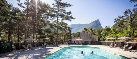 Piscine extérieure en saison, piscine chauffée, 9 h à  19 h, parasols