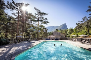 Una piscina al aire libre de temporada, una piscina climatizada