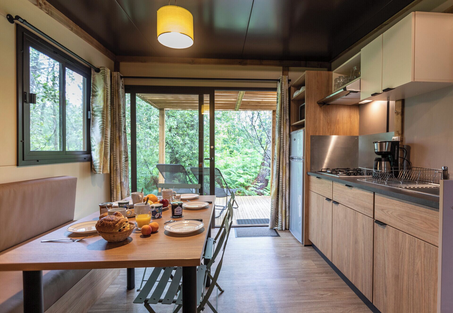 Chalet Familial | Coin séjour | Baby-foot, table de tennis de table