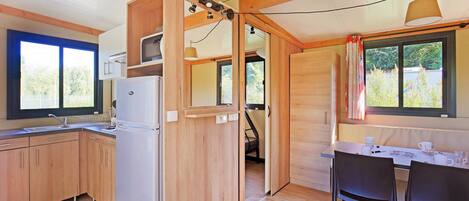 Mobil Home Vancouver | Coin séjour | Baby-foot, table de tennis de table