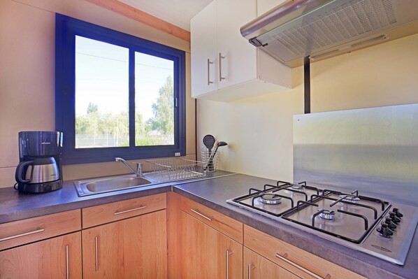 Mobil Home Vancouver | Bếp riêng | Tủ lạnh, bếp nấu, dụng cụ pha cà phê/trà