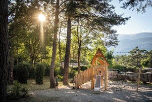 Zona de juegos infantil al aire libre