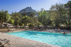 Seasonal outdoor pool, a heated pool, pool umbrellas, sun loungers - Huttopia Gorges du Verdon (Castellane)