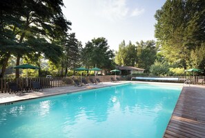 Seasonal outdoor pool, a heated pool, pool umbrellas, pool loungers - Huttopia Millau (Millau)