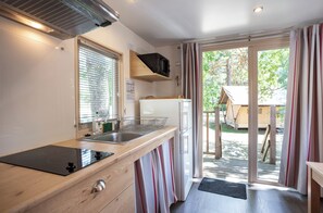 Chalet | Private kitchen | Stovetop, highchair, cookware/dishes/utensils, cleaning supplies - Huttopia Millau (Millau)