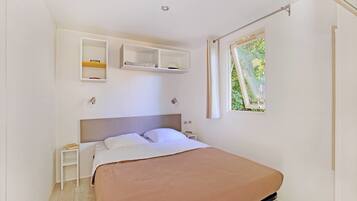 2 bedrooms, cots/infant beds