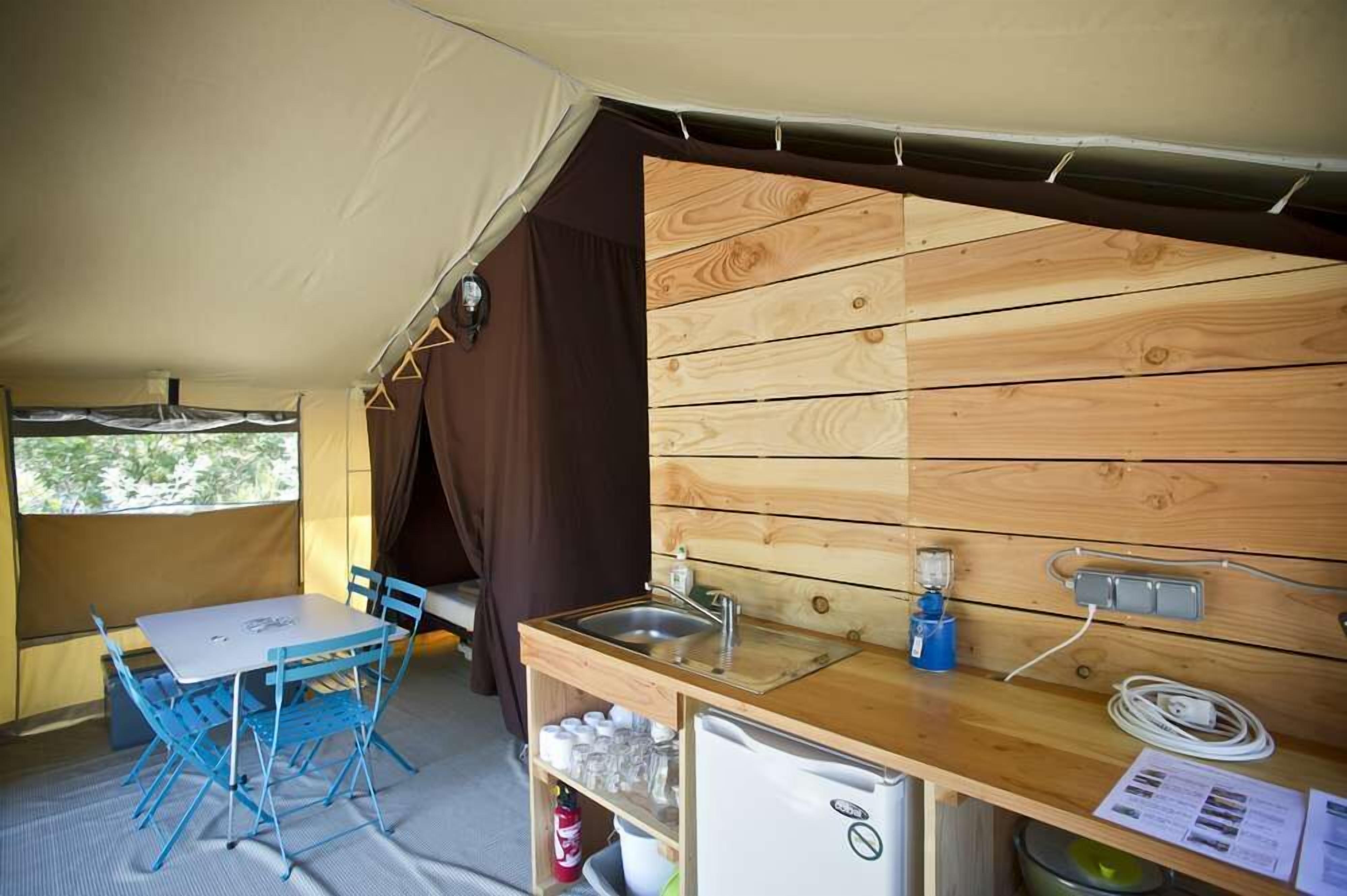 Tent, 2 slaapkamers, niet-roken | Privékitchenette | Een kookplaat, een kinderstoel, kookgerei, borden en bestek