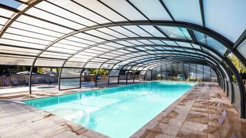 Kolam renang indoor, dengan payung kolam renang dan kursi berjemur