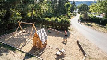 Children’s play area – outdoor