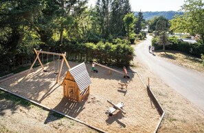 Children’s play area – outdoor