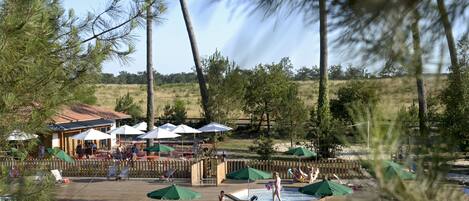 2 piscine all'aperto, una piscina riscaldata, ombrelloni da piscina