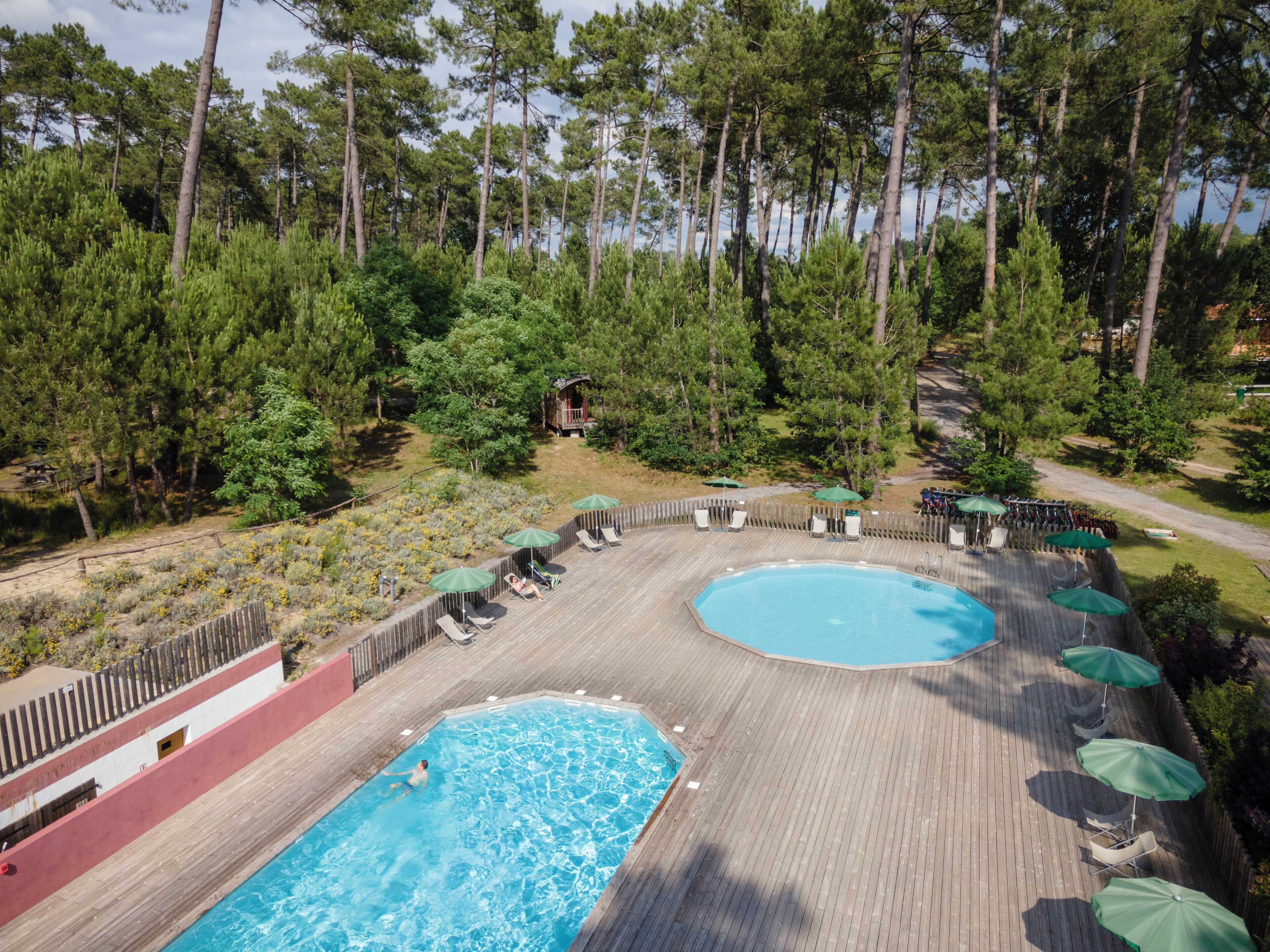 2 kolam renang outdoor dan sebuah kolam renang air hangat