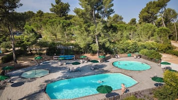 Een seizoensgebonden buitenzwembad en parasols bij het zwembad