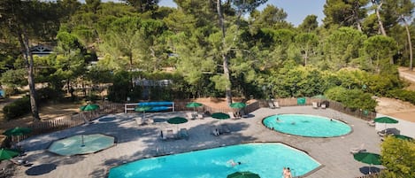 Piscina externa sazonal, funciona das 9h às 19h, guarda-sóis