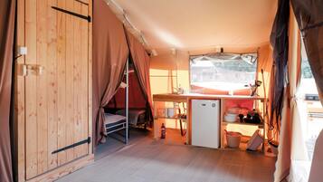 Tente Sweet | Cuisine privée | Plaque de cuisson, cafetiÚre/bouilloire, chaise haute