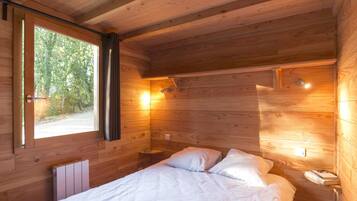 Cabin, 2 Bedrooms, Non Smoking, Mezzanine | Individually decorated, individually furnished, bed sheets