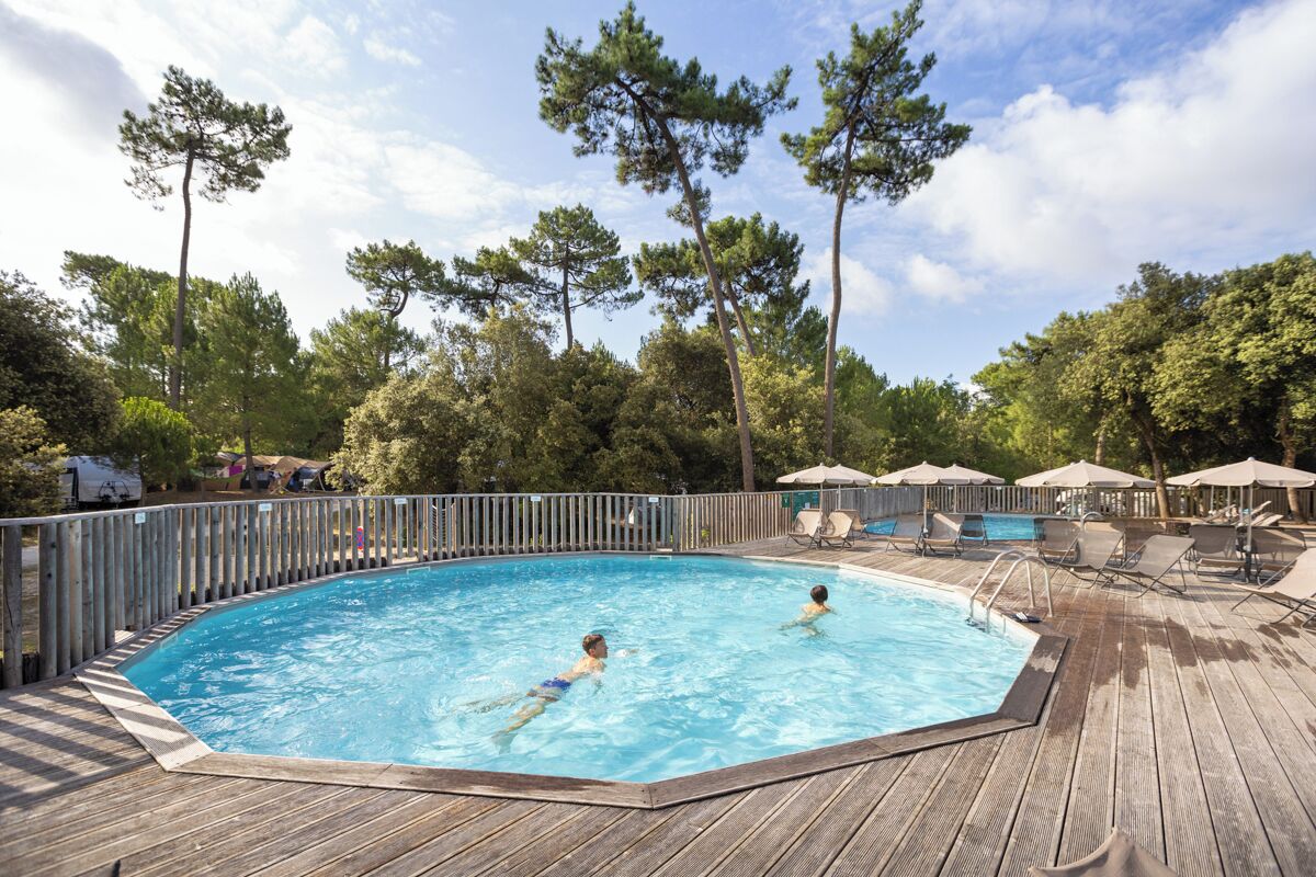 季节性开放的室外游泳池，09:00 至 18:00 开放，池畔遮阳伞，日光浴躺椅